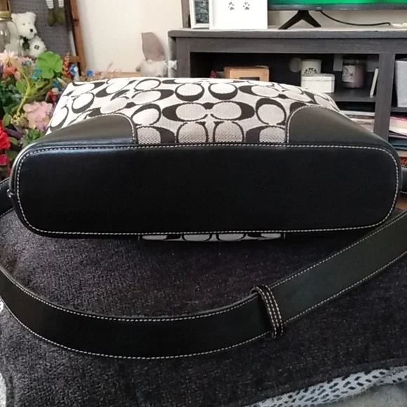 Authentic Coach Shoulder Bag - Picture 5 of 13